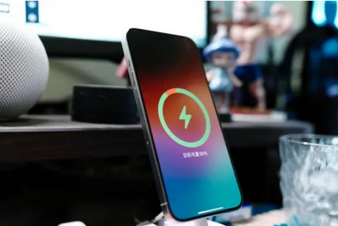 朝阳苹果15换屏服务分享用什么充电器给iPhone15充电更好 